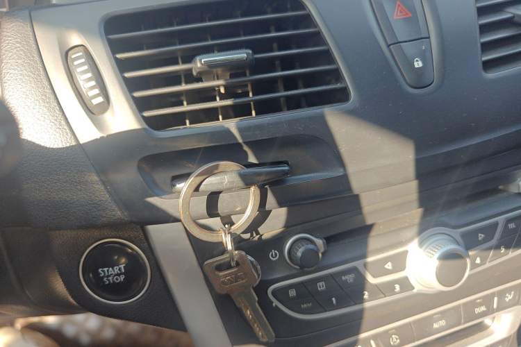 Used Renault Latitude 2011 2.0L CVT Luxury Navigation Edition
