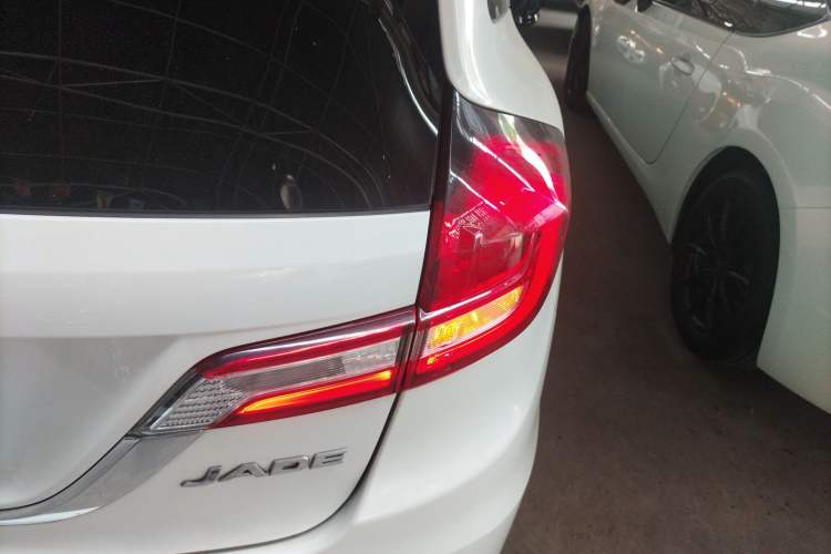 Used Honda Jade 2017 1.8L automatic Comfort version 5 seats Exterior 3