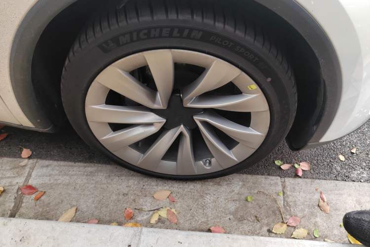 Used Tesla Model Y 2025 Rear-Wheel Drive First Edition Right Front Wheel Hub