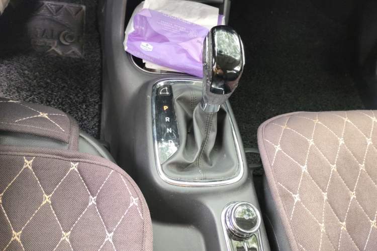 Used Dongfeng Aeolus AX4 2018 1.6L DCT Trendy & Stylish Model with Sunroof Gear Lever