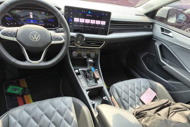 Used Volkswagen Sagitar 2023 300TSI DSG Excellence Edition Gear Lever