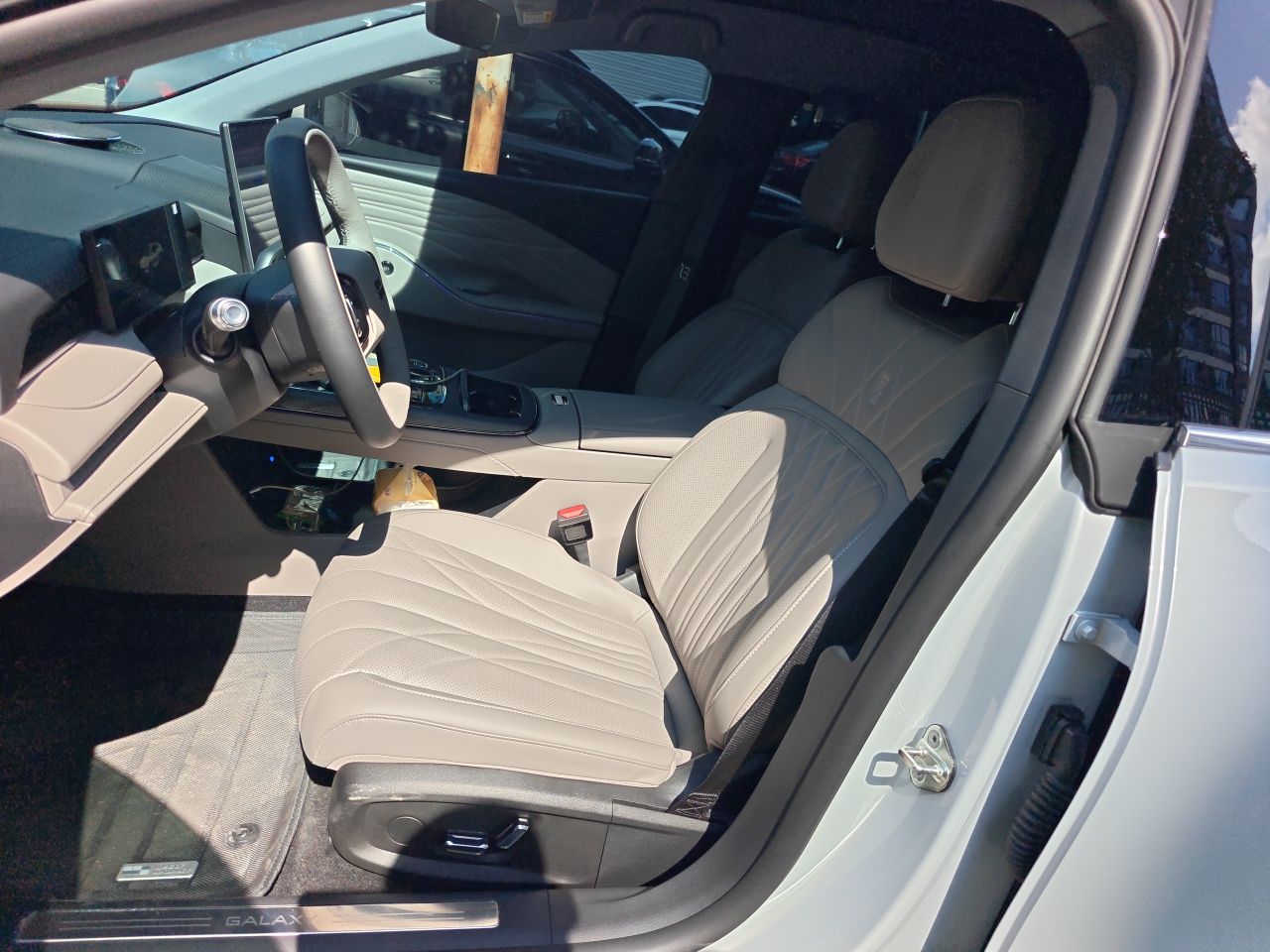Geely Galaxy 8 2026 Model 225km EM-i Long-Range Voyager Edition — снимка 15