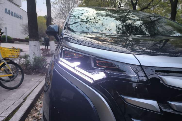 Used Denza D9 2022 DM-i 1040 Prestige Model
