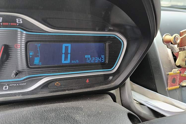 Used Chevrolet Aveo Sonic 2014 Sedan 1.4 SL MT Comfort Edition Odometer Close Up