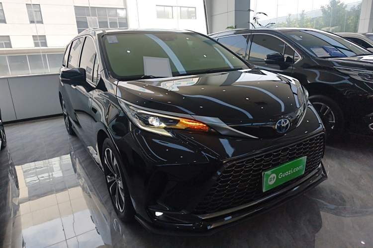 Used Toyota Granvia 2022 2.5L Hybrid Premium Edition Front Right 45 Deg