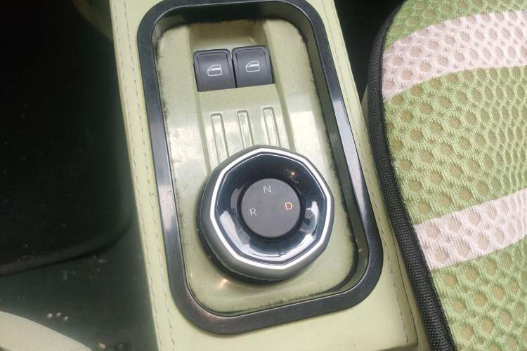 Used Geely Galaxy Panda 2023 Panda Mini 200km Endurance Bear Gear Lever