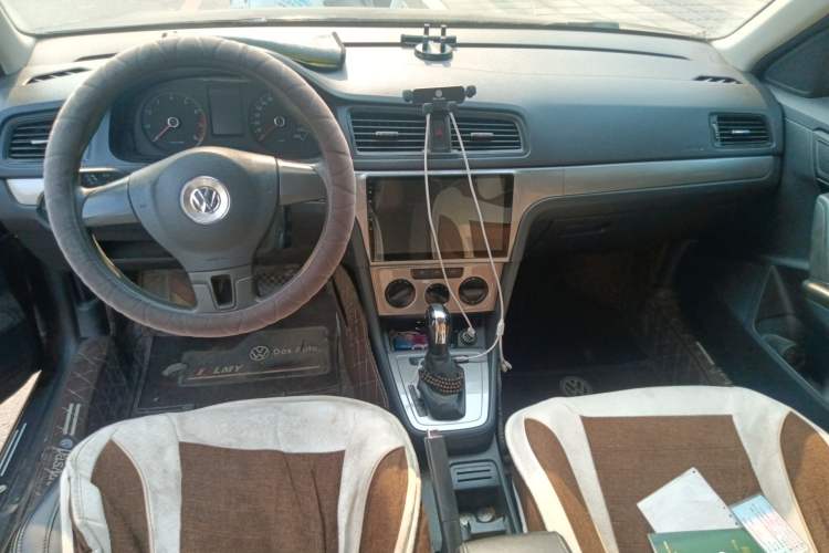 Used Volkswagen Lavida 2013 Revised Classic 1.6L Automatic Fashion Edition Center Console