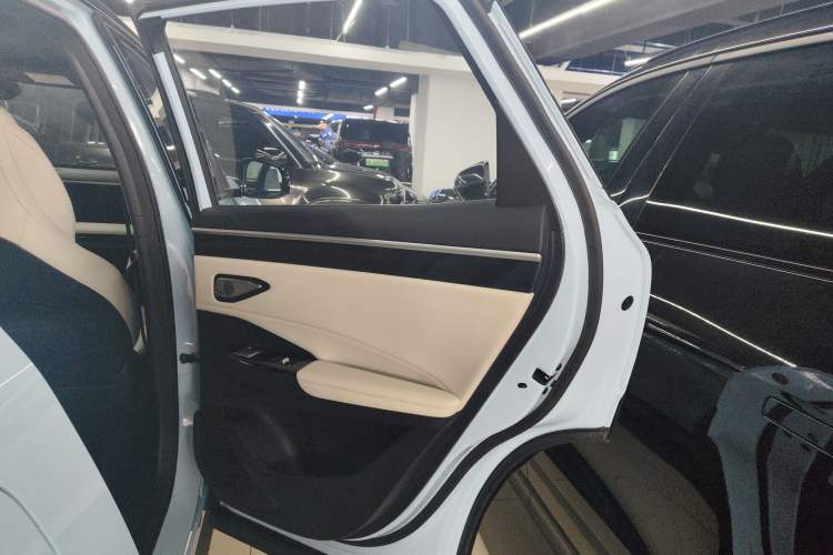 Used Geely Galaxy L7 2023 1.5T 115 km Starship Right Rear Door Interior