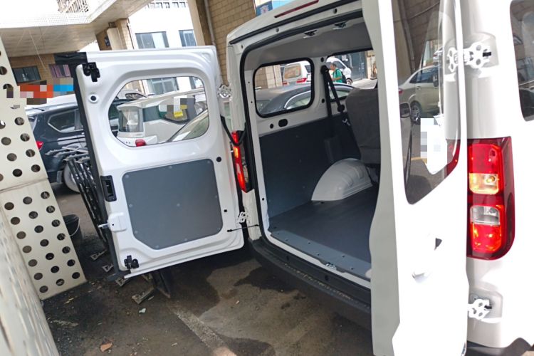 Used Wuling Yangguang 2024 300KM Comfort Version Passenger Van 75kW