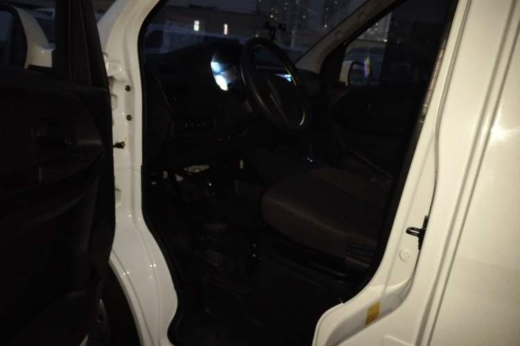 Used Chana Ruixing EM60 2025 Passenger Version Comfort Edition 6 Seats 300 km Range Side-Hinged Doors
