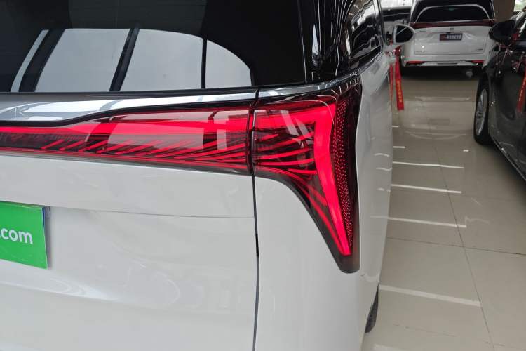 Used Buick Century 2023 2.0T Six-Seater Yinshi Edition Right Rear Taillight