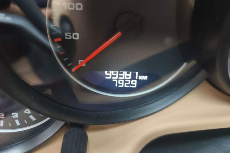 Used Porsche Panamera 2014 Panamera 4 3.0T Odometer Close Up