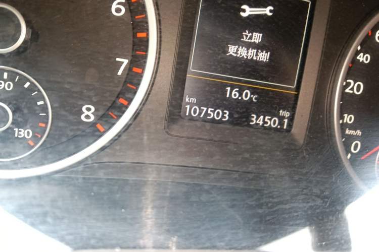 Used Volkswagen Tiguan 2015 1.8TSI Automatic Two-Wheel Drive Luxury Model Odometer Close Up