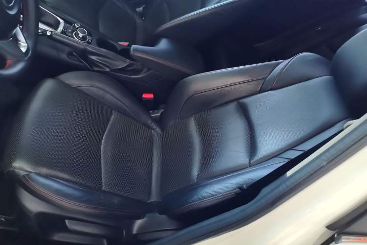 Used Mazda Mazda 3 Axela 2016 Sedan 2.0L Automatic Sport Model