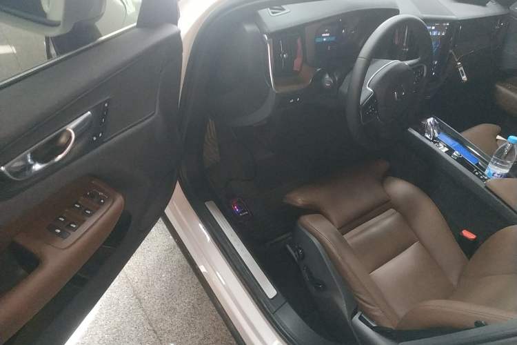 Used Volvo XC60 New Energy 2025 Plug-in Hybrid Long-Range All-Wheel Drive Smart & Luxurious Edition