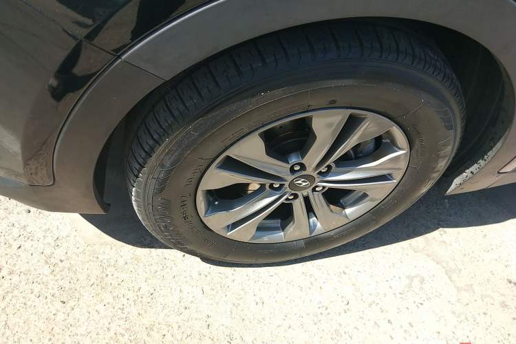 Used Hyundai Santa Fe 2015 2.0T Automatic All-Wheel Drive Smart Version 5 Seats Left Front Wheel Hub