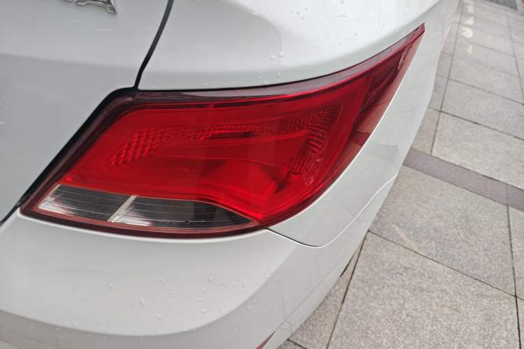 Used Hyundai Verna (older generation) 2014 1.4L Automatic Smart GLS Right Rear Taillight