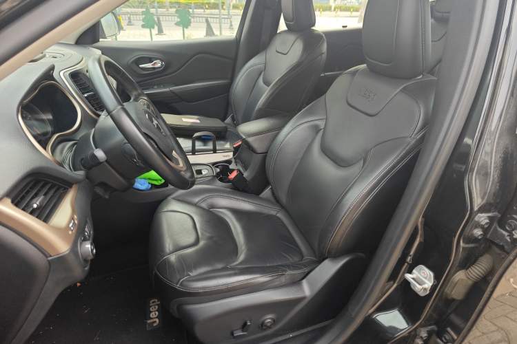 Used Jeep Cherokee 2016 2.0L Superior Edition
