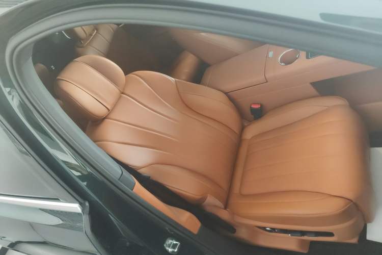 Used Hima AITO M8 2025 Extended-Range Ultra Version 53.4 kWh 6-Seater Edition
