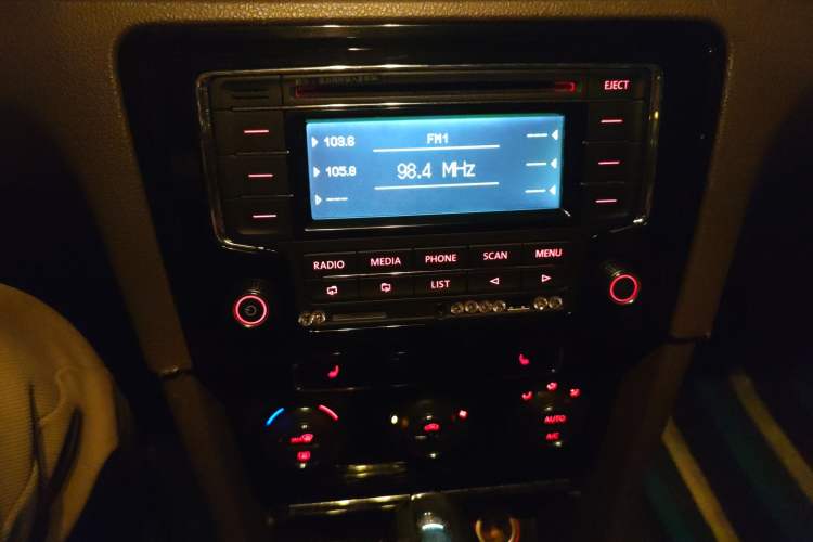 Used Volkswagen Bora 2014 1.6L Automatic Luxury Model Audio And AC Panel