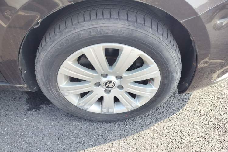 Used Skoda Superb 2013 1.4TSI Manual Shengshi Edition Right Front Wheel Hub