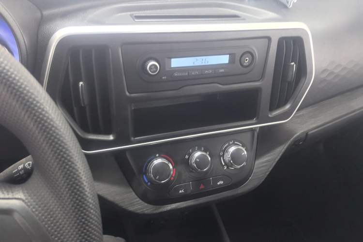 Used Chana Ruixing EM60 2025 Passenger Version Comfort Edition 6 Seats 300 km Range Side-Hinged Doors
