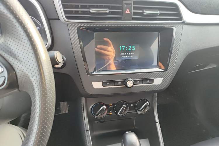 Used MG ZS 2017 1.5L Automatic Luxury Edition Audio And AC Panel