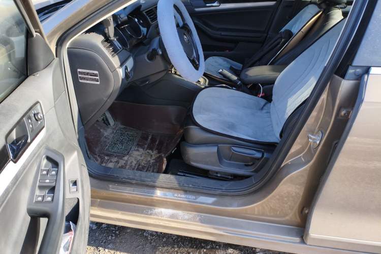 Used Volkswagen Sagitar 2015 230TSI Automatic Comfort Version Driver Seat