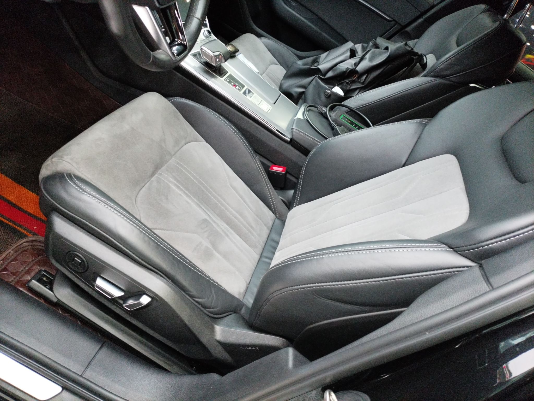 Переднее сиденье в автомобиле