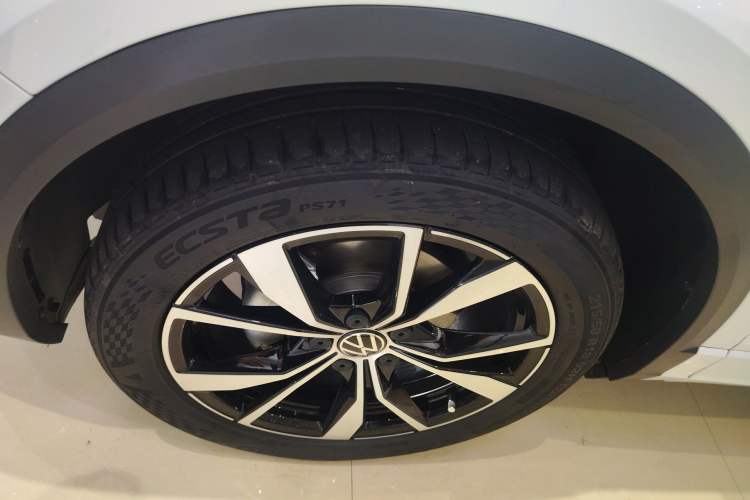 Used Volkswagen T-ROC 2024 300TSI DSG Two-Wheel-Drive Chen Guang Edition Left Front Wheel Hub