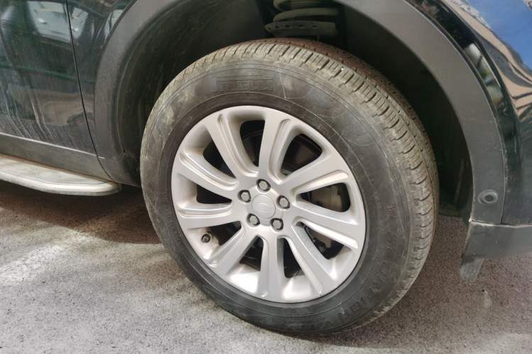 Used Land Rover Discovery Sport 2018 240 PS SE Version Right Front Wheel Hub