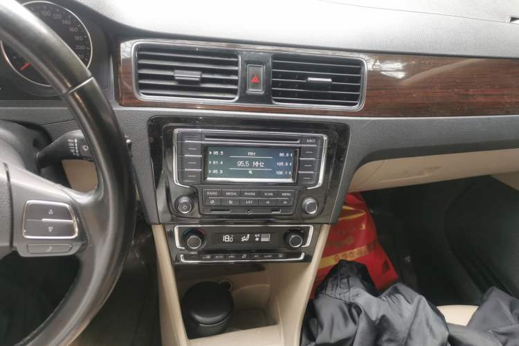 Used Volkswagen Santana 2013 1.6L Manual Luxury Edition Audio And AC Panel