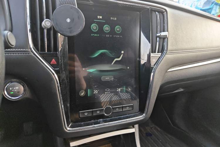 Used Roewe i6 New Energy 2017 45T Hybrid Connective Smart Luxury Edition Audio And AC Panel