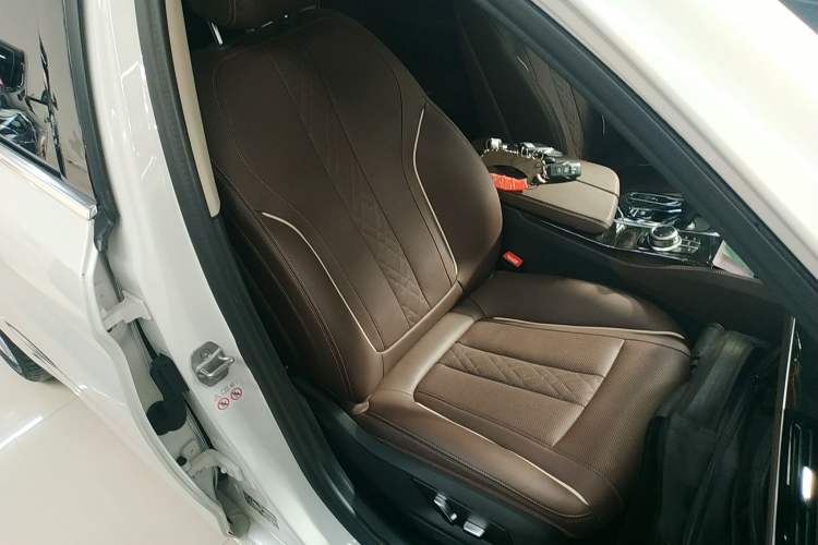 Used BMW 5 Series 2022 Restyled 525Li Luxury Package Right Front Seat