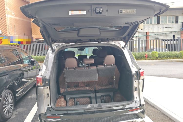 Used Toyota Granvia 2023 2.5L Hybrid Flagship VIP Edition