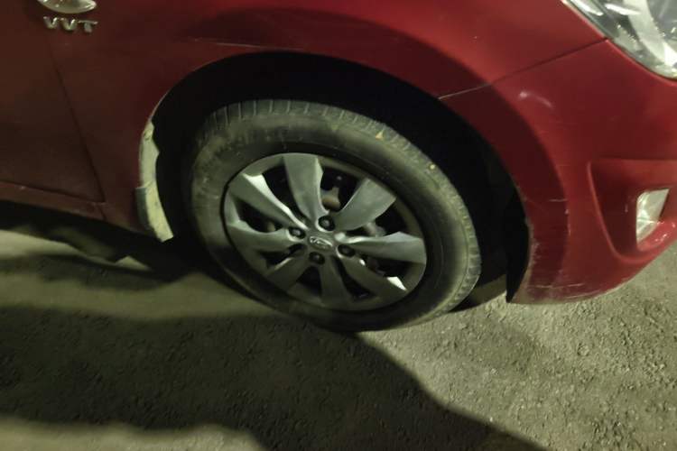 Used Hyundai Verna (older generation) 2010 Sedan 1.4L Manual Comfort GS Right Front Wheel Hub