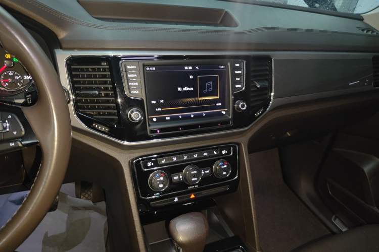 Used Volkswagen Teramont 2017 530 V6 Four-Wheel Drive Luxury Edition Audio And AC Panel