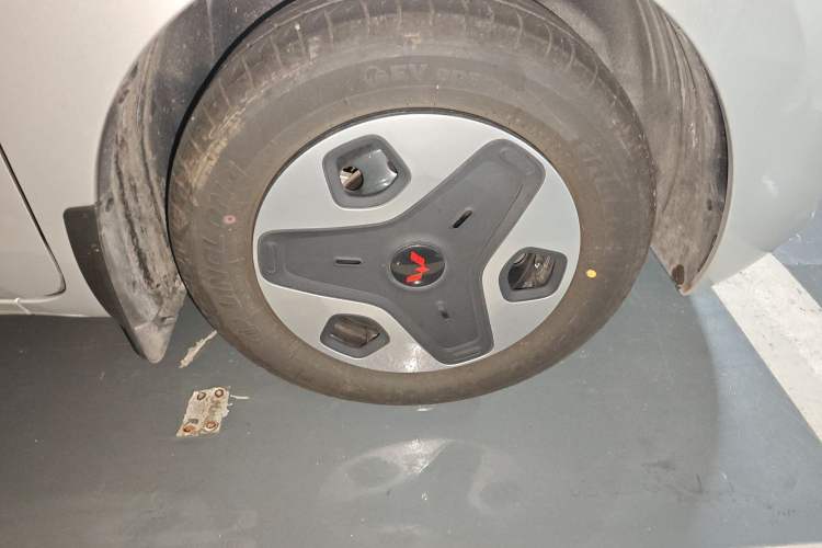 Used Wuling Zhiguang New Energy 2025 Comfort Model Right Front Wheel Hub