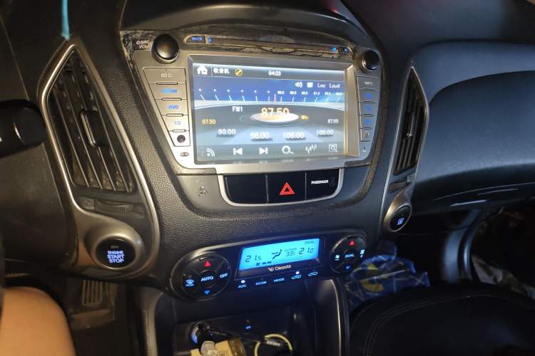 Used Hyundai ix35 2010 2.0L Automatic Two-Wheel Drive Elite Edition GLS Audio And AC Panel