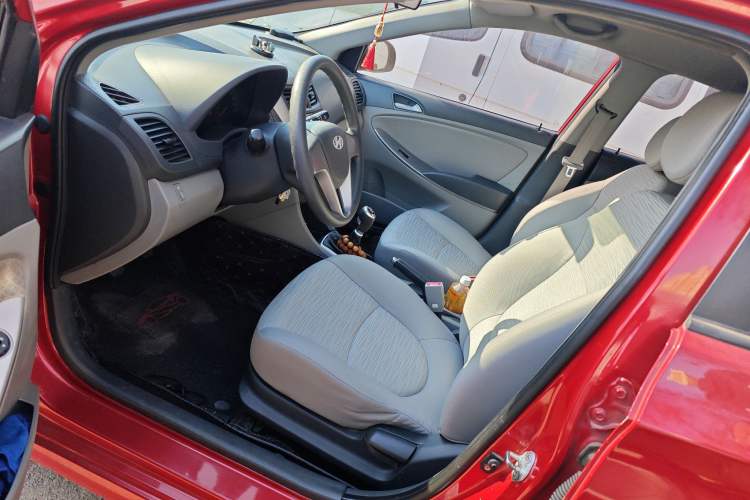 Used Hyundai Verna (older generation) 2014 1.4L Manual Smart GLS Trim Left Front Seat