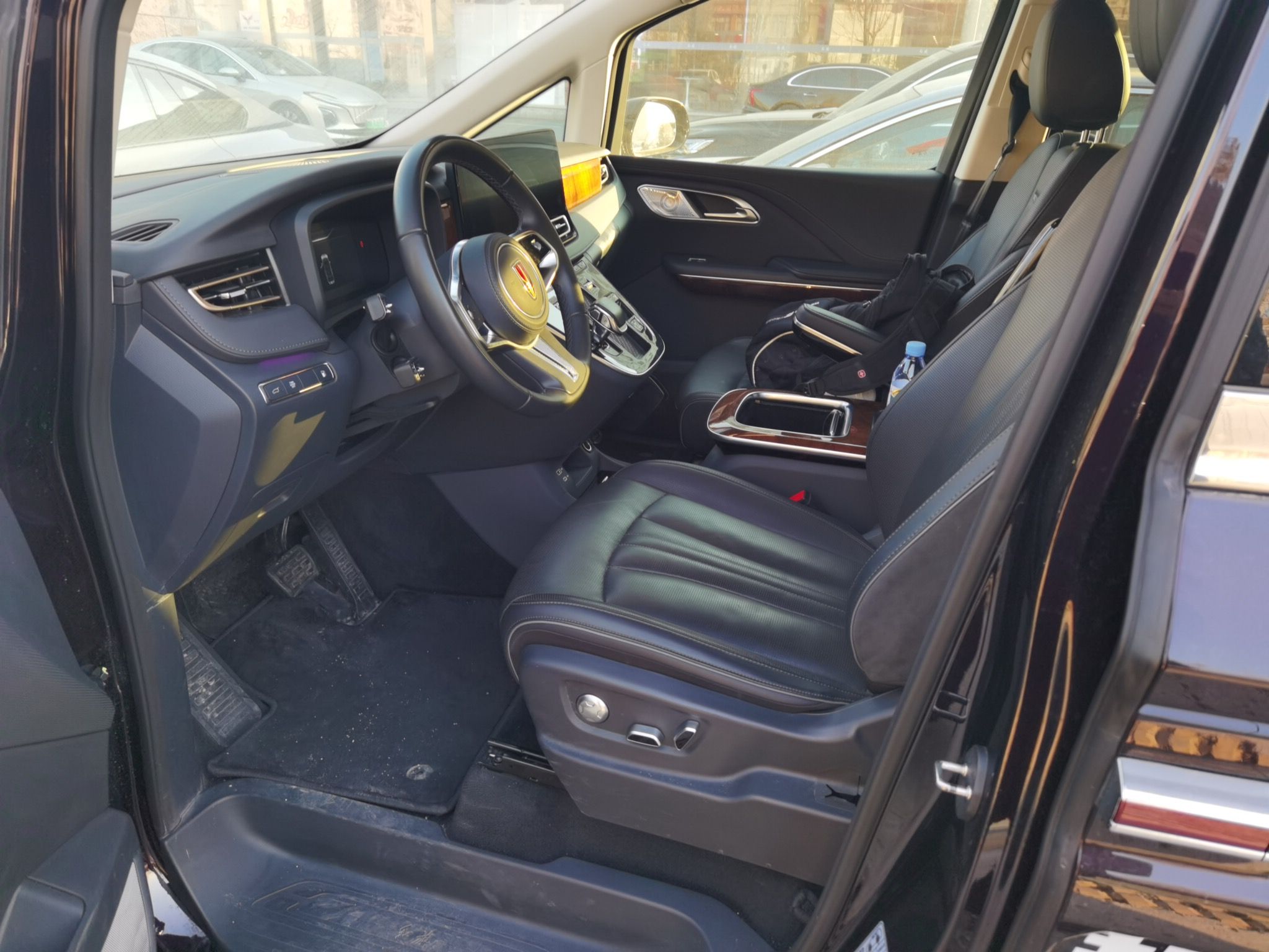 المقاعد الأمامية داخل السيارة