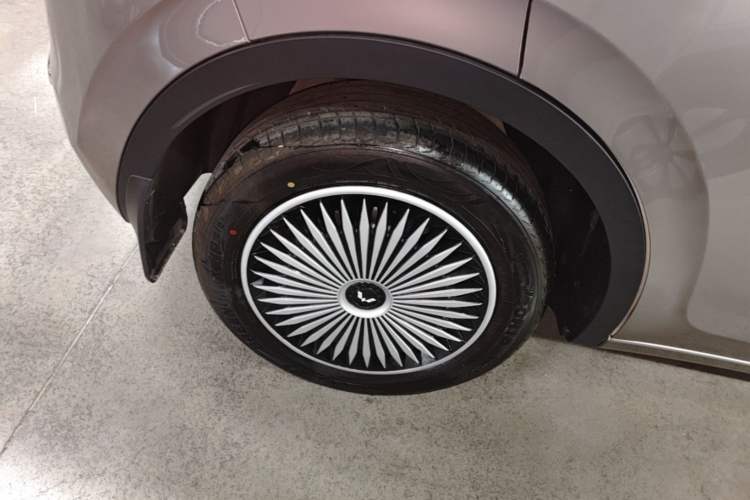 Used Wuling Bingo 2025 333 km Lingxi Connected Version Right Rear Wheel Hub