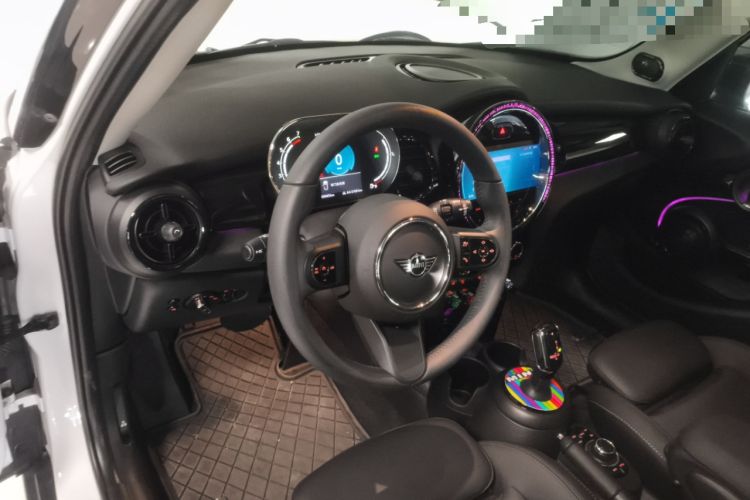 Used MINI 2023 Updated 1.5T COOPER Artist Five-Door Edition Center Console