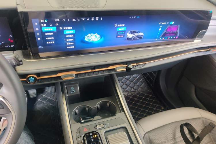 Used Ford Edge 2023 Ford Explorer L 2.0T EcoBoost Four-Wheel Drive 7-Seater Supreme Model Audio And AC Panel