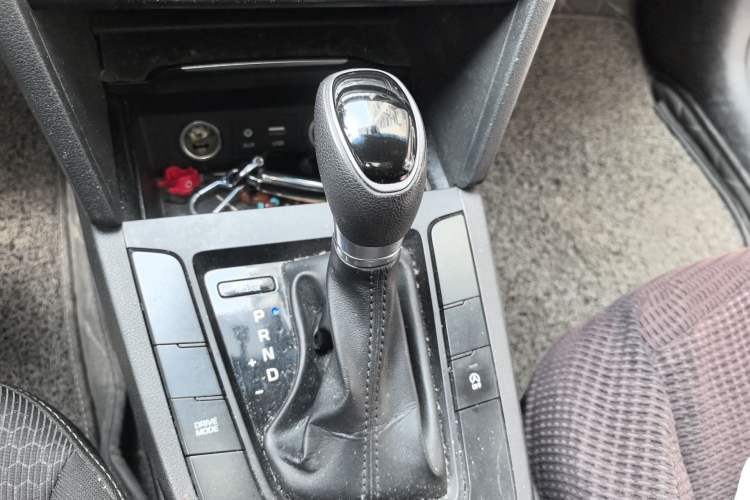 Used Hyundai Elantra (6th Generation / Lingdong) 2018 1.4T Dual-Clutch Xuan Dong · Dynamic Edition Gear Lever