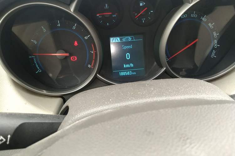 Used Chevrolet Cruze 2015 1.5L Classic SL MT Odometer Close Up