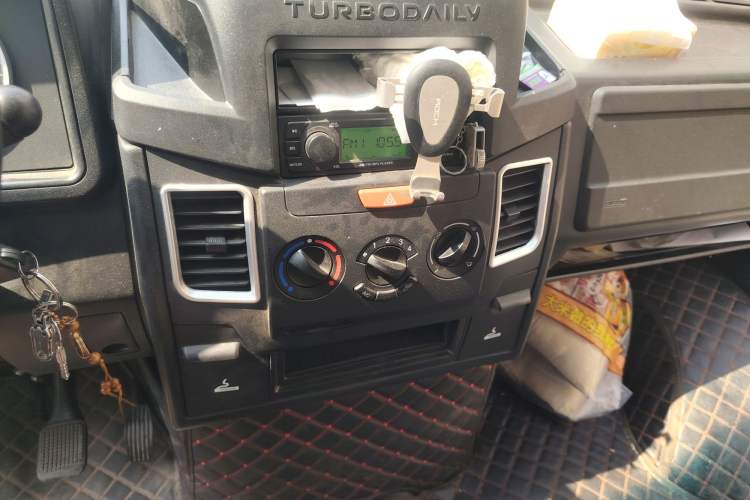 Used Iveco Daily 2021 2.5T A35 M1 Passenger Van 5-9 Seater Short Wheelbase Mid-Roof Design Dual Tires Side Sliding Door