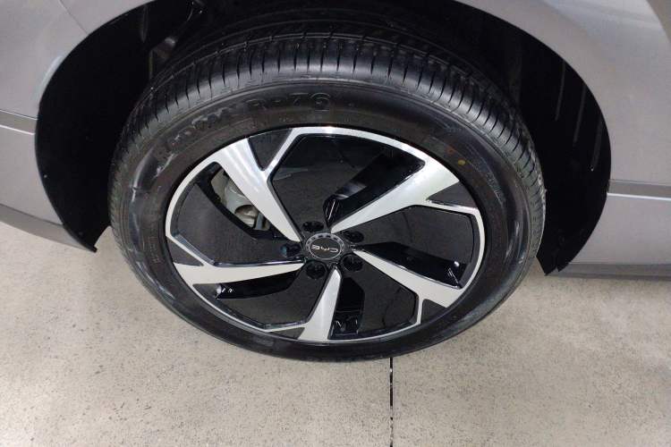 Used BYD Sealion 06 New Energy 2025 Model EV 605 Navigation Plus Edition Right Rear Wheel Hub