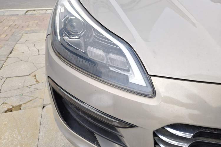 Used Zotye SR9 2017 2.0T Manual "Ultimate Road" Edition Right Front Headlight