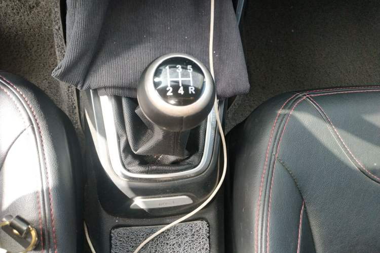 Used Brilliance V3 2016 1.5L Manual Comfort Model Gear Lever